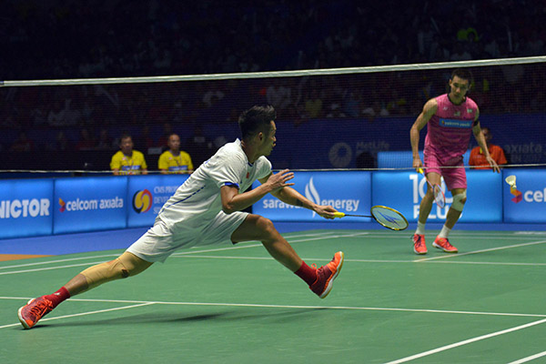 中国羽毛球队逆转韩国羽毛球队，李宗伟三分雨点燃全场