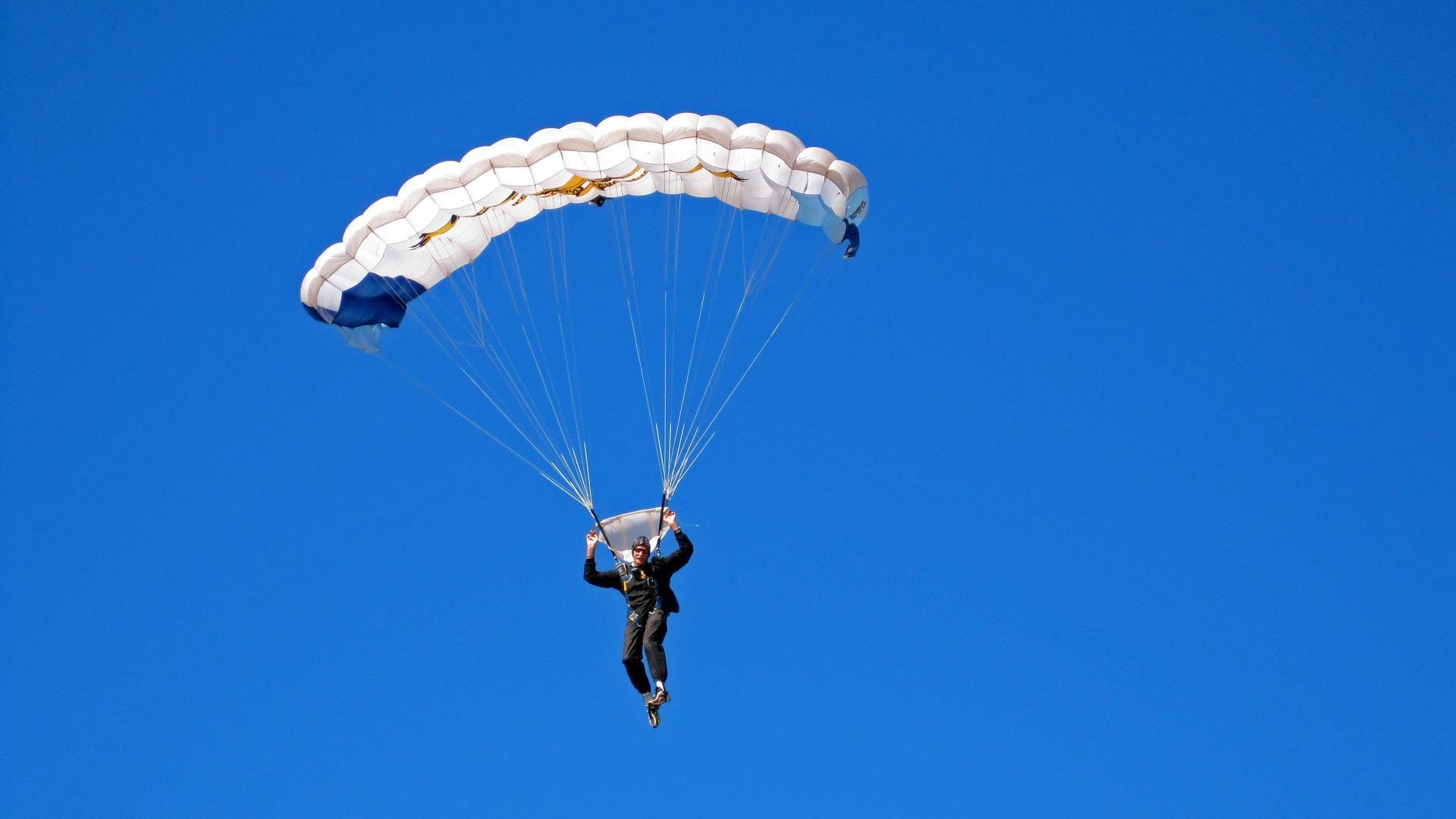 赛道烽火，塞恩斯神级超车，哈斯鏖战马丁引爆银石